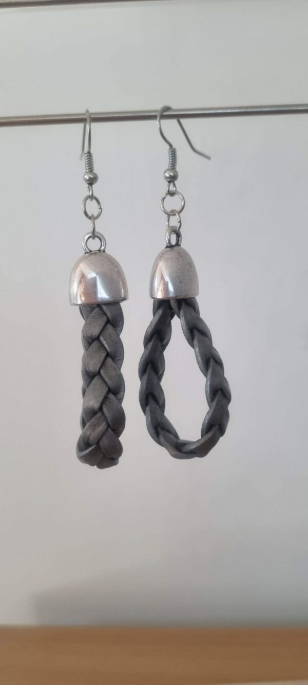 Boucles d'oreille femme cuir plat gris tressé