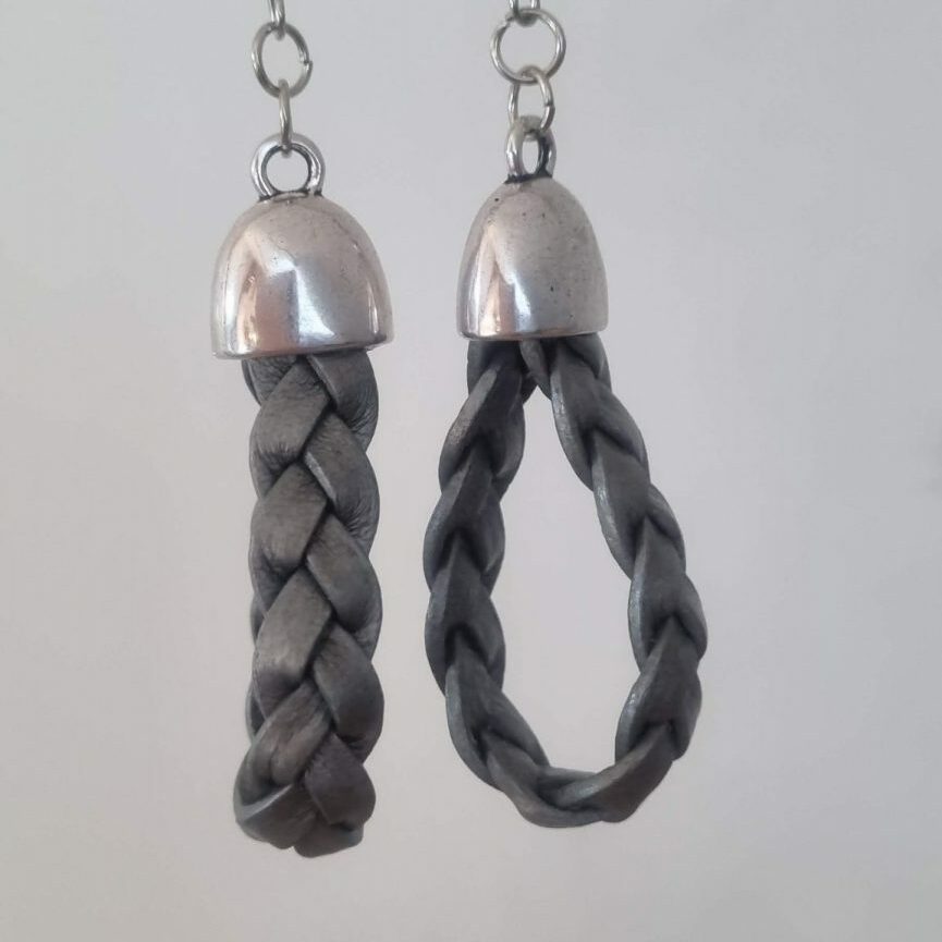 Boucles d'oreille femme cuir plat gris tressé
