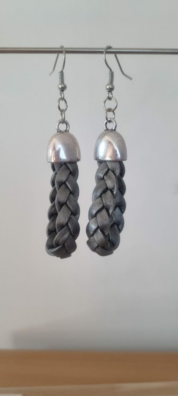 Boucles d'oreille femme cuir plat gris tressé