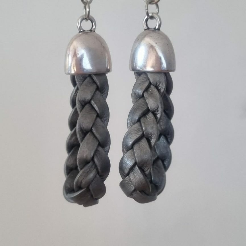 Boucles d'oreille femme cuir plat gris tressé