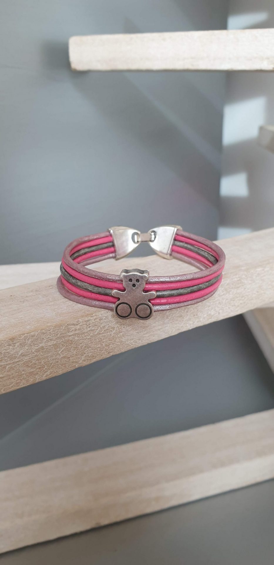 Bracelet enfant cuir rond rose et gris, ourson argenté