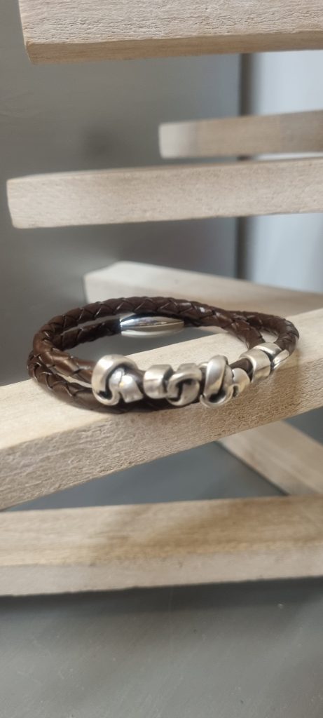 Bracelet homme double tour cuir tressé marron et perles argentées