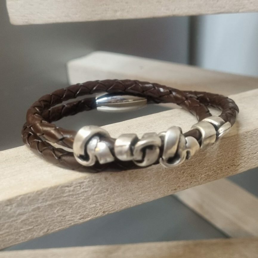 Bracelet homme double tour cuir tressé marron et perles argentées