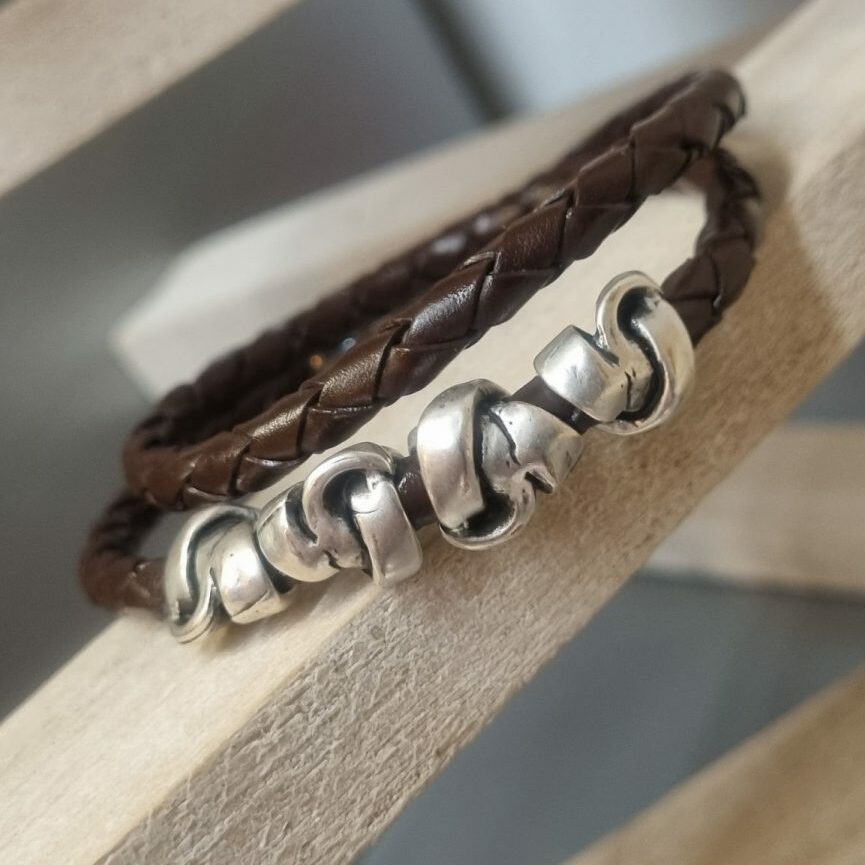 Bracelet homme double tour cuir tressé marron et perles argentées