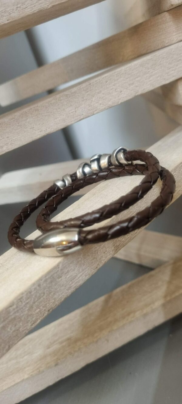 Bracelet homme double tour cuir tressé marron et perles argentées