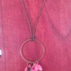 Collier sautoir, cauries roses