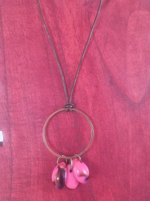 Collier sautoir, cauries roses