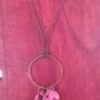 Collier sautoir, cauries roses