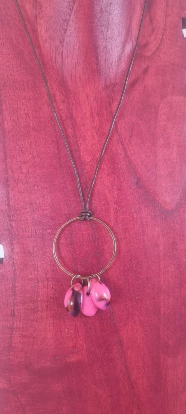 Collier sautoir, cauries roses