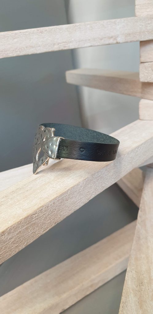 Bracelet femme cuir plat noir gravé et fermoir coeur