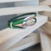 Bracelet femme cuir plat vert prairie et fermoir métal incurvé