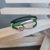 Bracelet femme cuir plat vert prairie et fermoir métal incurvé