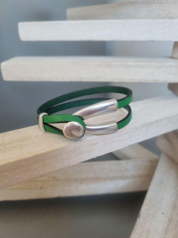 Bracelet femme cuir plat vert prairie et fermoir métal incurvé