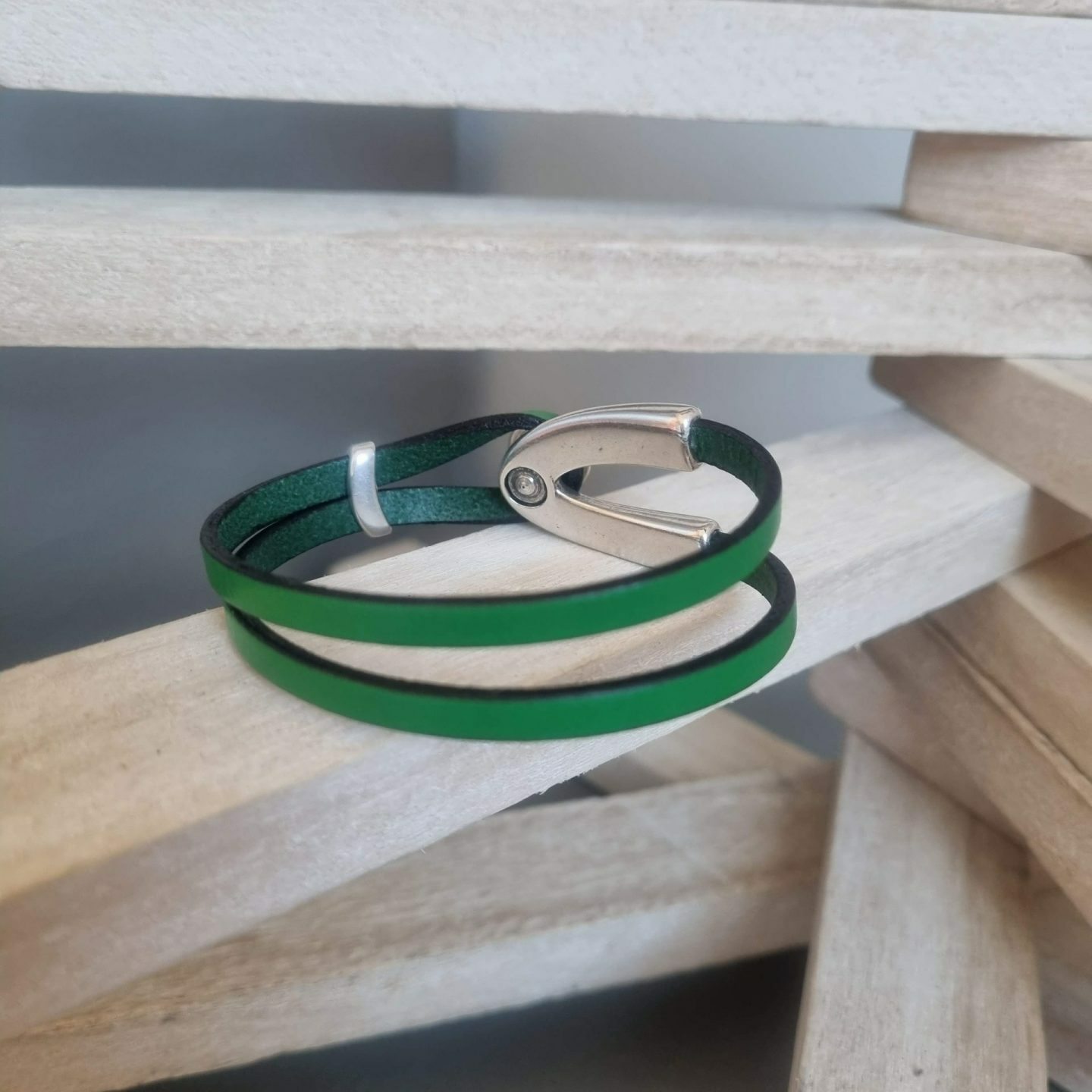 Bracelet femme cuir plat vert prairie et fermoir métal incurvé