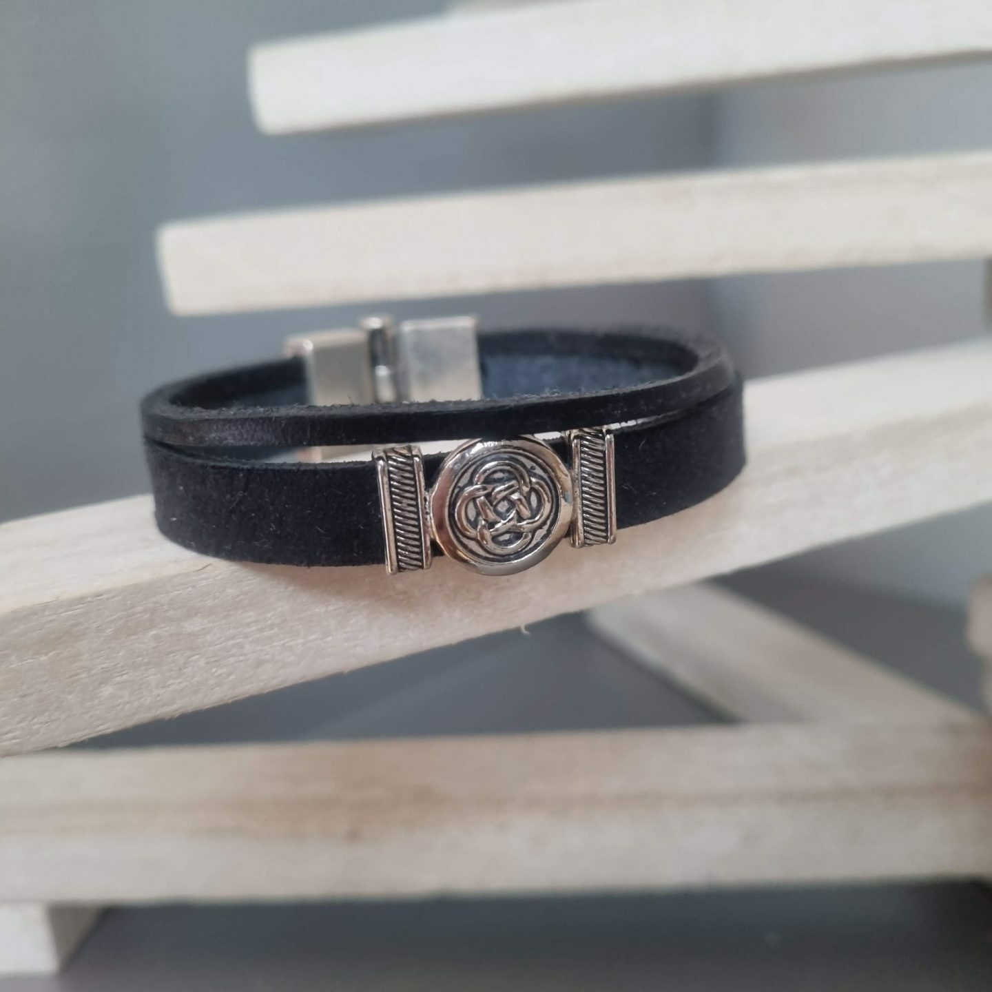 Bracelet homme cuir noir plat et carré, passant celtique