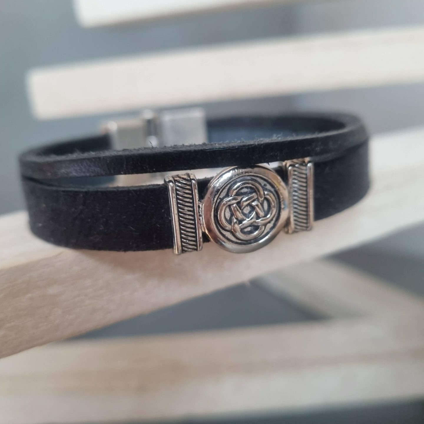 Bracelet homme cuir noir plat et carré, passant celtique