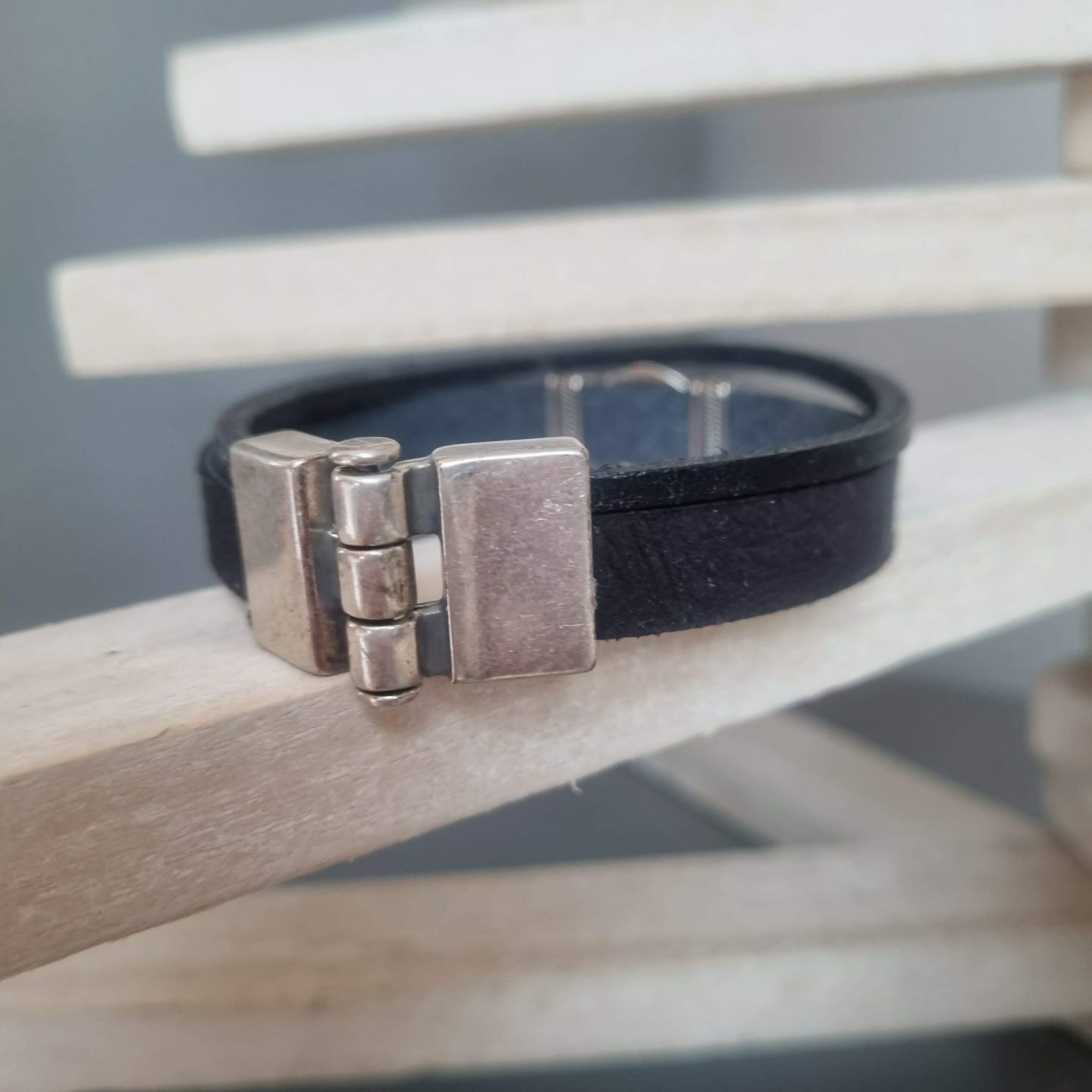 Bracelet homme cuir noir plat et carré, passant celtique