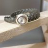 Bracelet femme double tour en cuir tressé gris plat et passant Swarovski