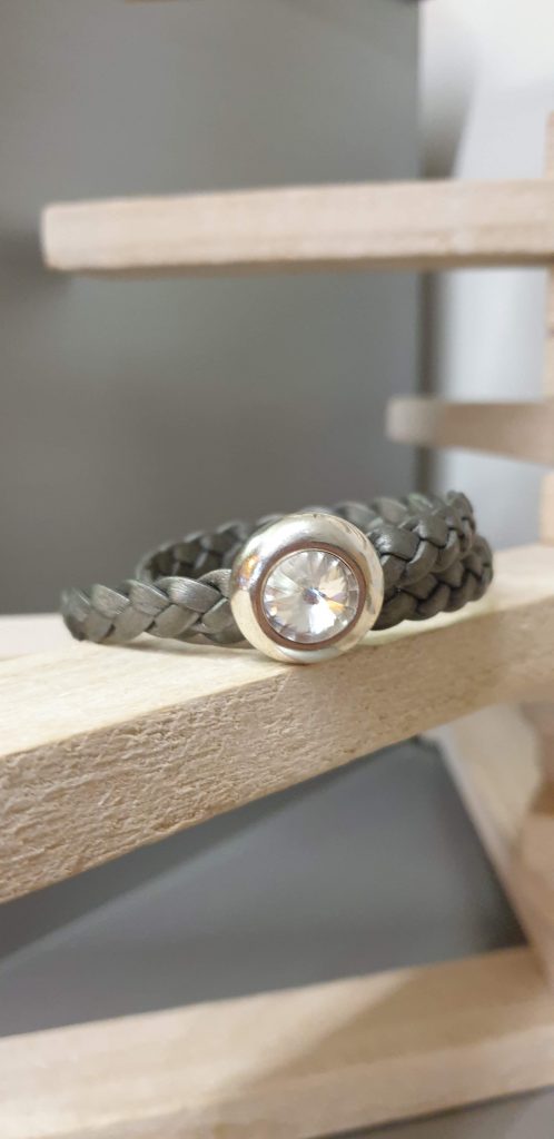 Bracelet femme double tour en cuir tressé gris plat et passant Swarovski