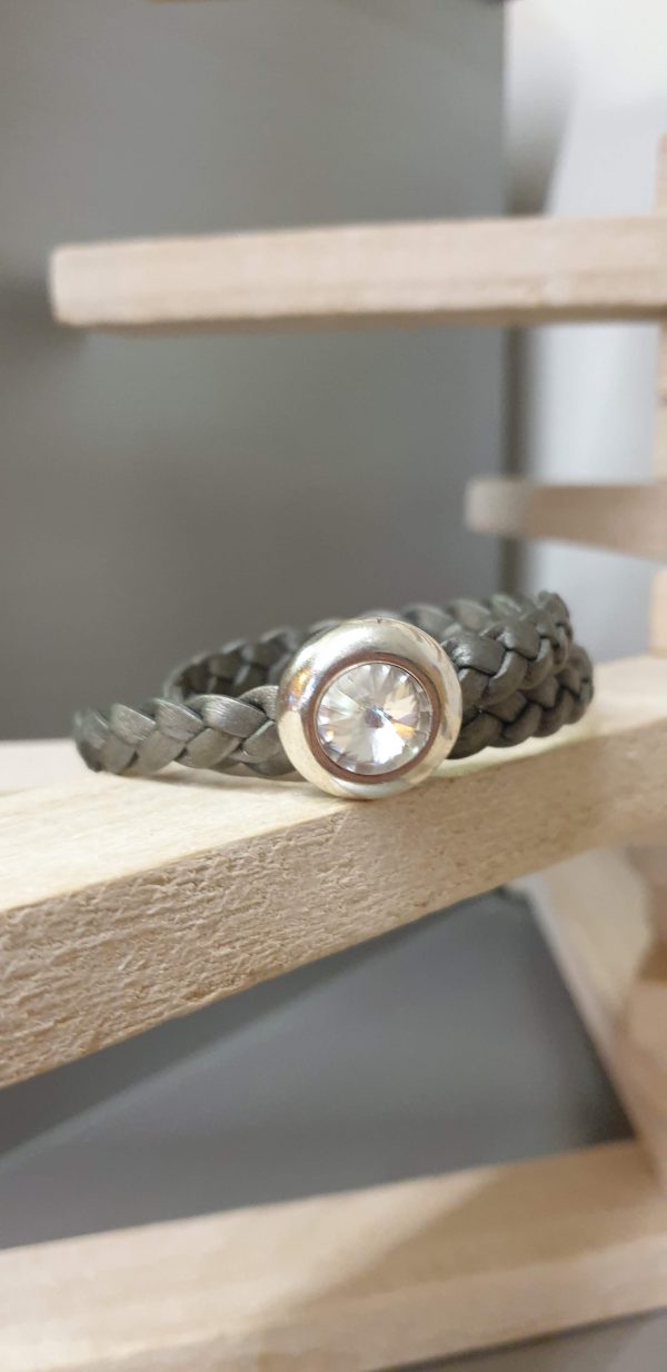 Bracelet femme double tour en cuir tressé gris plat et passant Swarovski