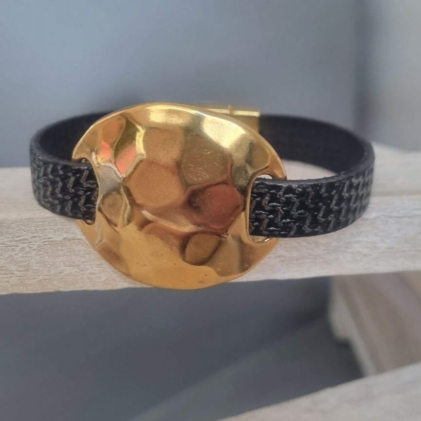 Bracelet femme en cuir plat 10mm noir motif vague, passant rond martelé doré