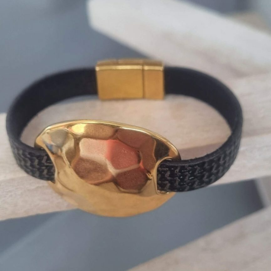 Bracelet femme en cuir plat 10mm noir motif vague, passant rond martelé doré