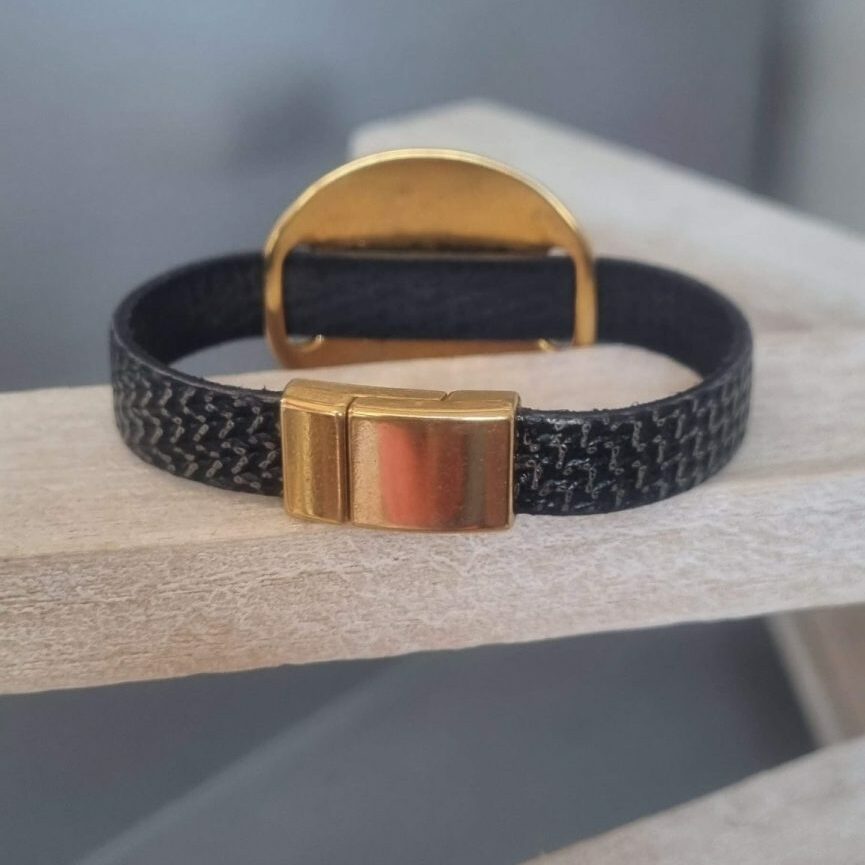 Bracelet femme en cuir plat 10mm noir motif vague, passant rond martelé doré