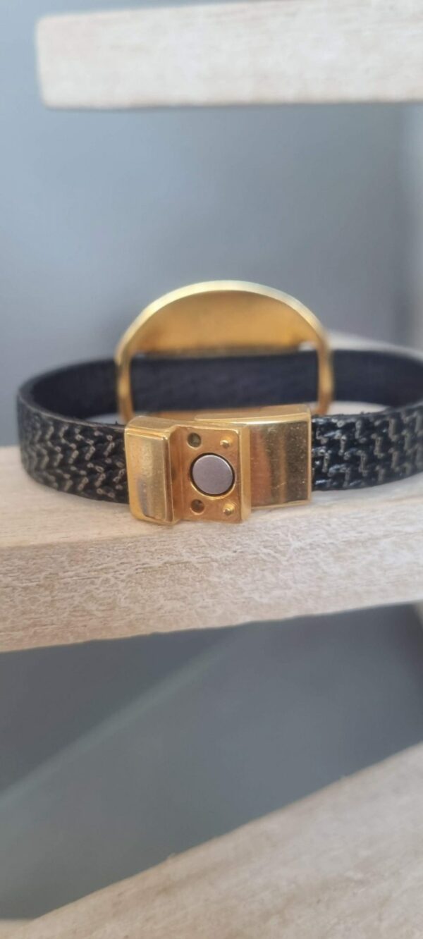 Bracelet femme en cuir plat 10mm noir motif vague, passant rond martelé doré