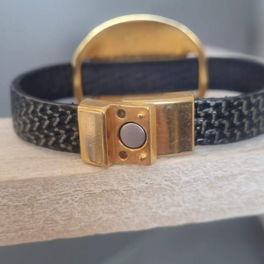 Bracelet femme en cuir plat 10mm noir motif vague, passant rond martelé doré