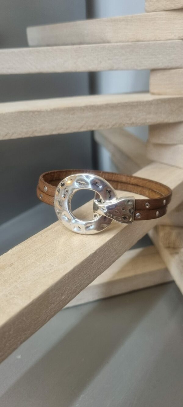 2CUI53 - 21€ Bracelet femme cuir marron clouté et fermoir toggle