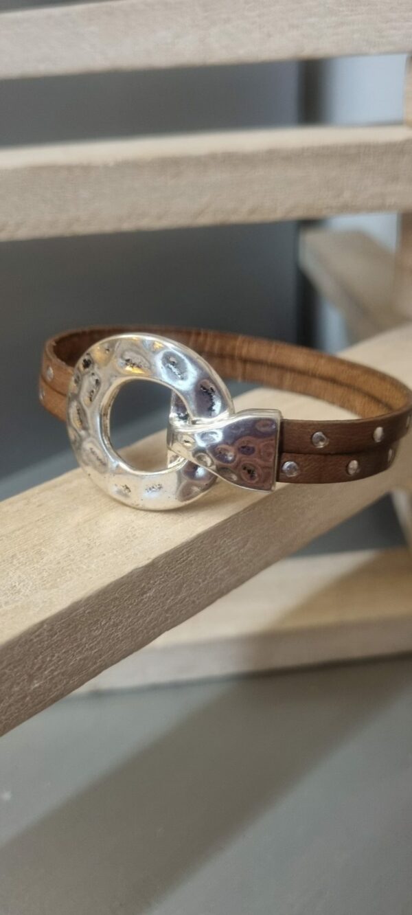 2CUI53 Bracelet femme cuir marron clouté et fermoir toggle