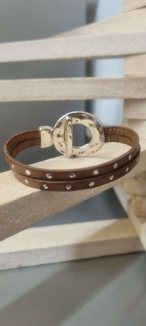 2CUI53A Bracelet femme cuir marron clouté et fermoir toggle