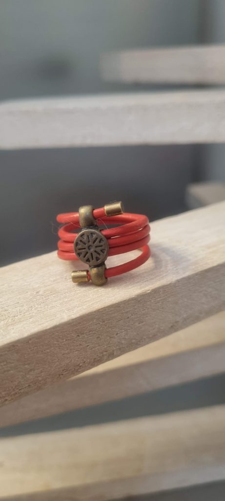 Bague femme en cuir rond orange et son passant triple bronze