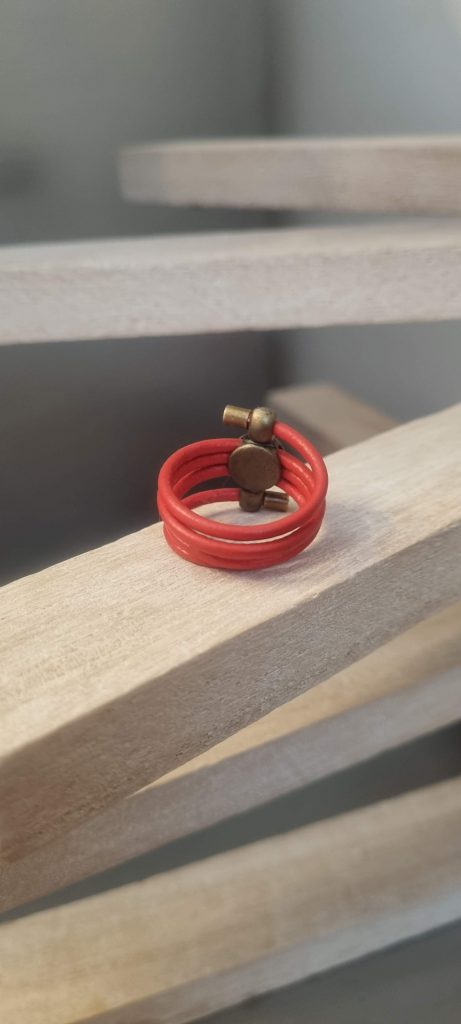Bague femme en cuir rond orange et son passant triple bronze