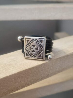 Bague femme cuir rond noir et son passant carré argenté