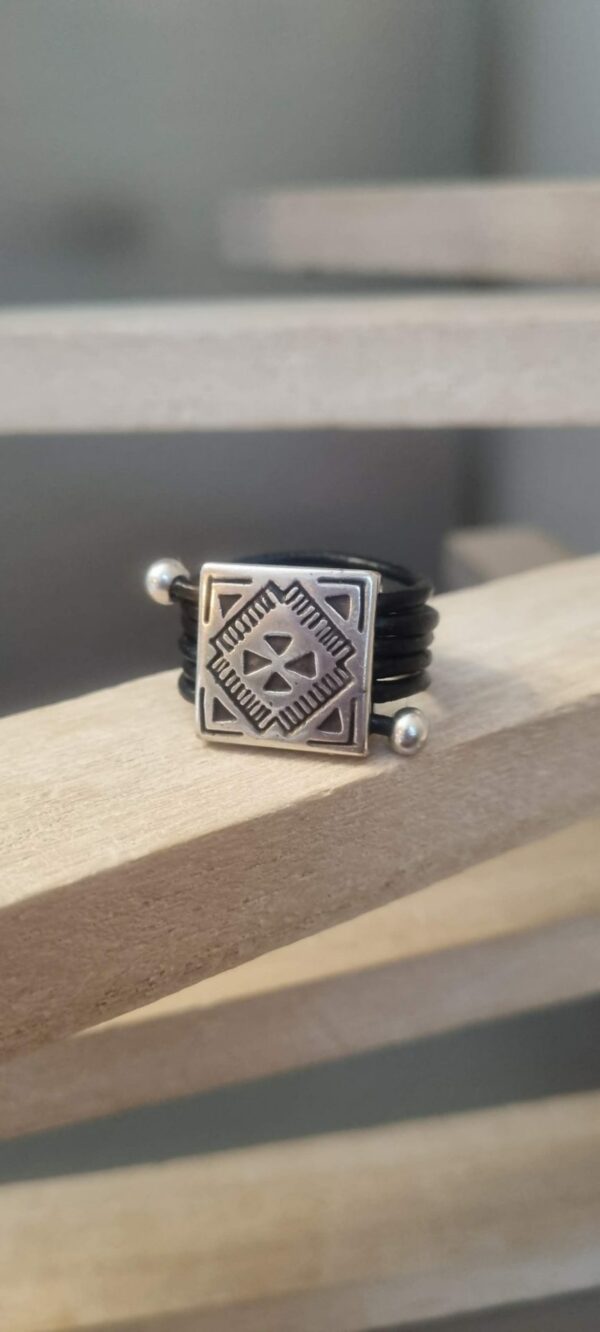 Bague femme cuir rond noir et son passant carré argenté