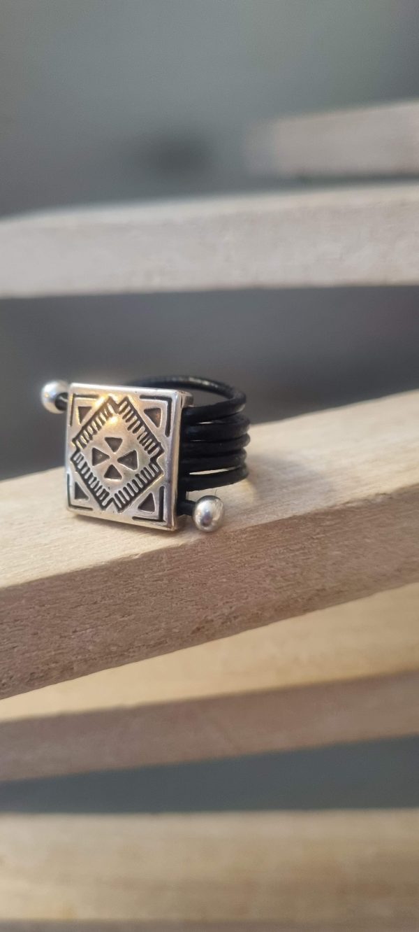 Bague femme cuir rond noir et son passant carré argenté