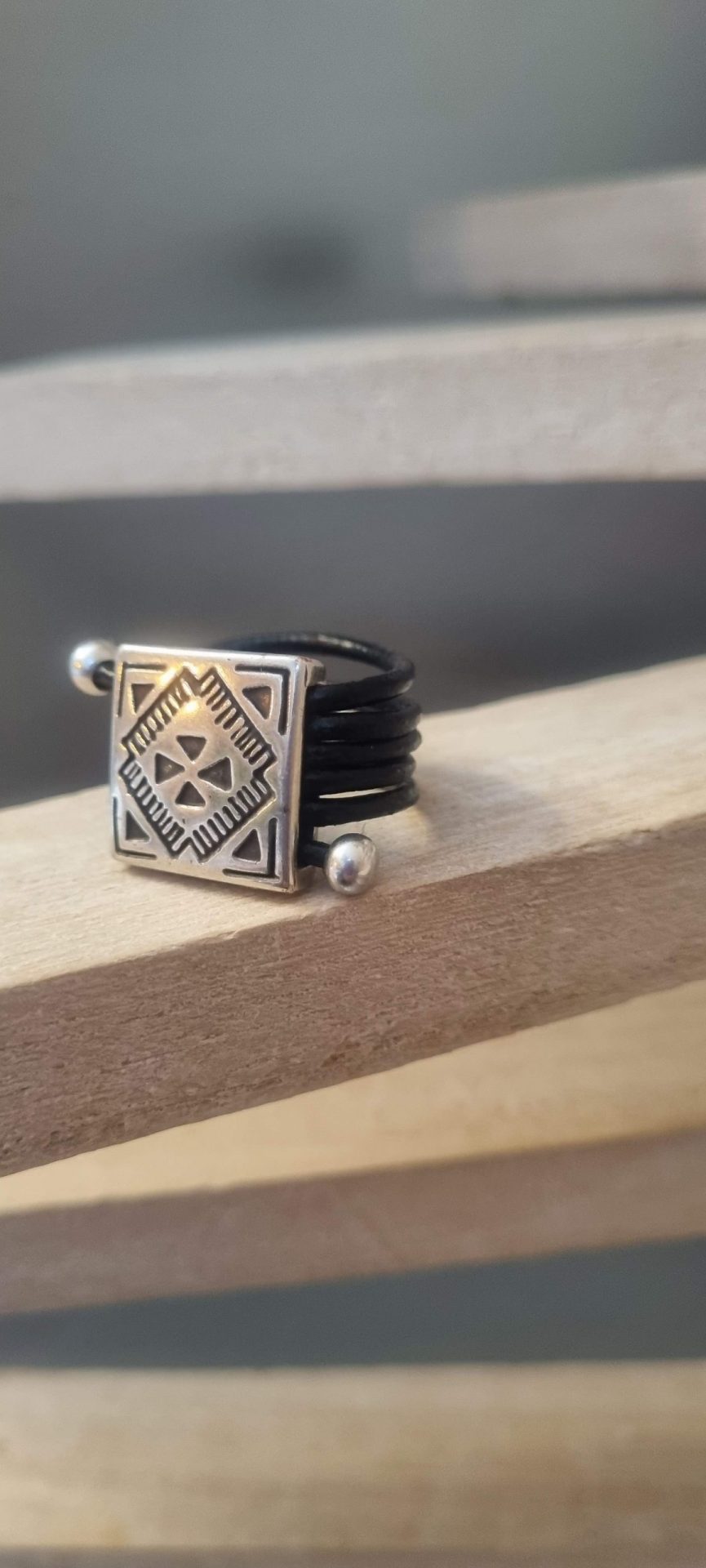 Bague femme cuir rond noir et son passant carré argenté