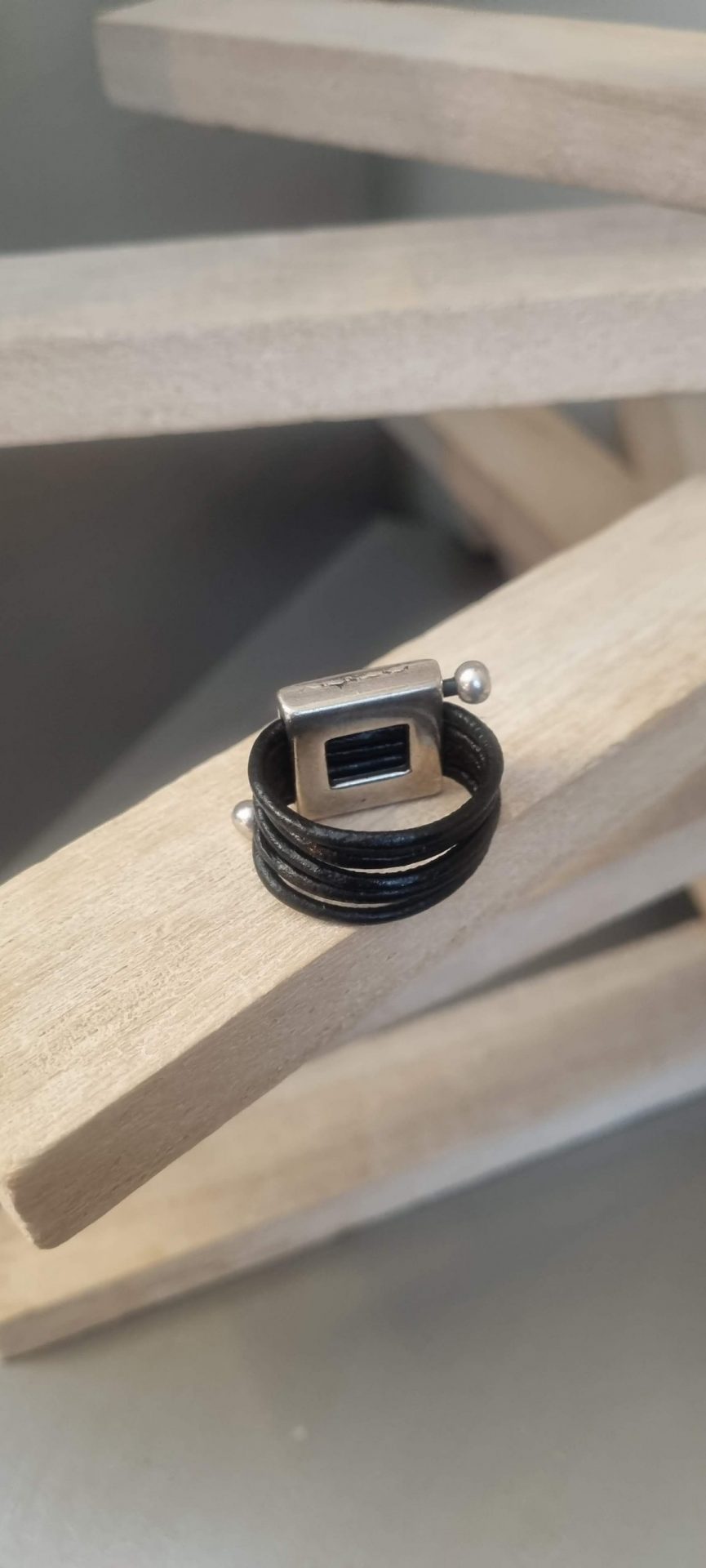 Bague femme cuir rond noir et son passant carré argenté