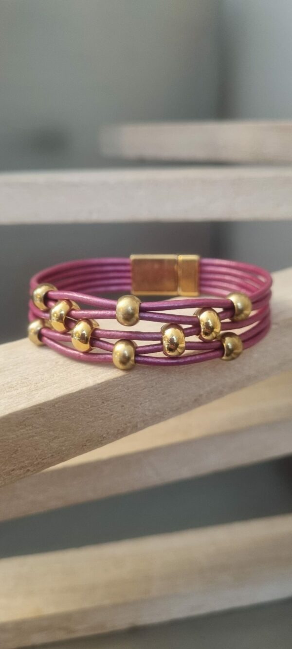 Bracelet femme cuir rond rose et ses perles dorées