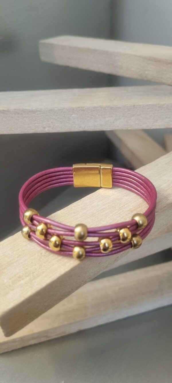 Bracelet femme cuir rond rose et ses perles dorées