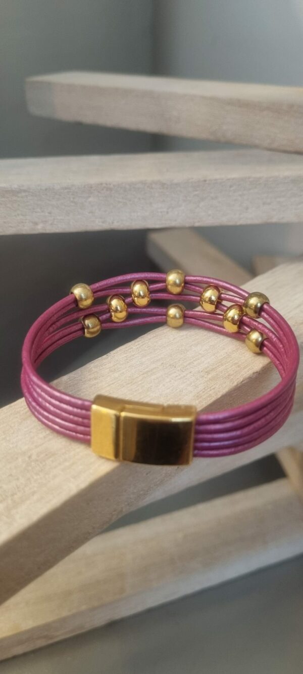 Bracelet femme cuir rond rose et ses perles dorées