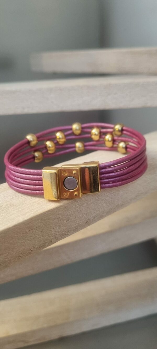 Bracelet femme cuir rond rose et ses perles dorées