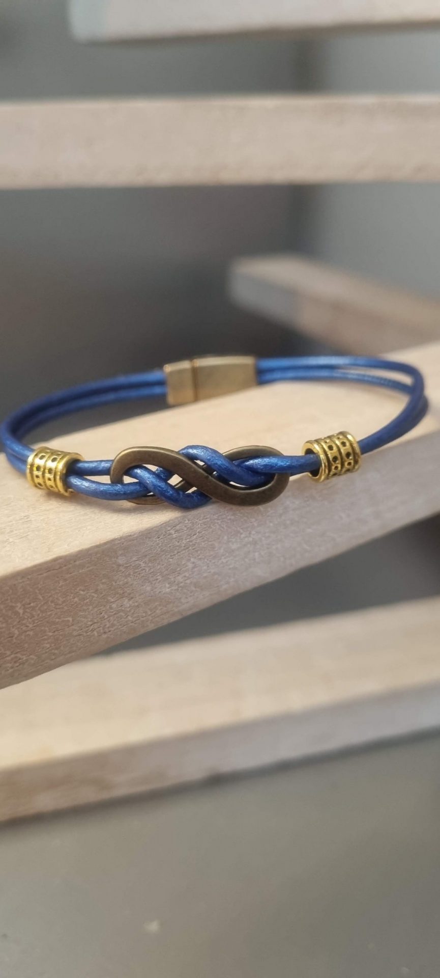 Bracelet femme cuir rond bleu et sigle infini bronze