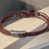 Bracelet mixte en cuir rond et son sigle infini noir