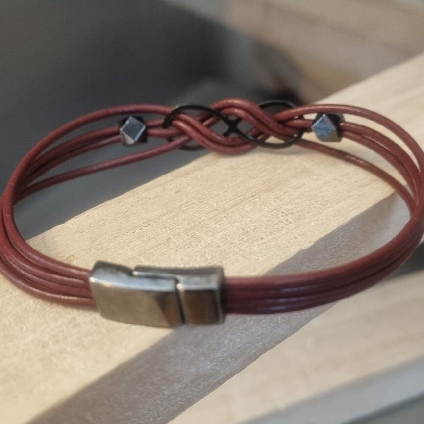 Bracelet mixte en cuir rond et son sigle infini noir