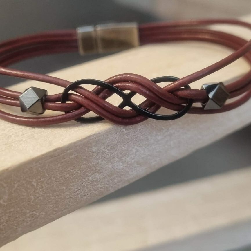 Bracelet mixte en cuir rond et son sigle infini noir