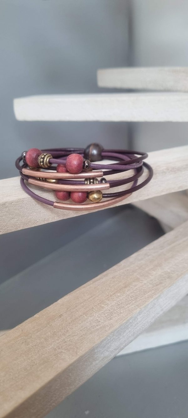 Bracelet femme en cuir rond violet et mauve, perles et tubes bronze et rose
