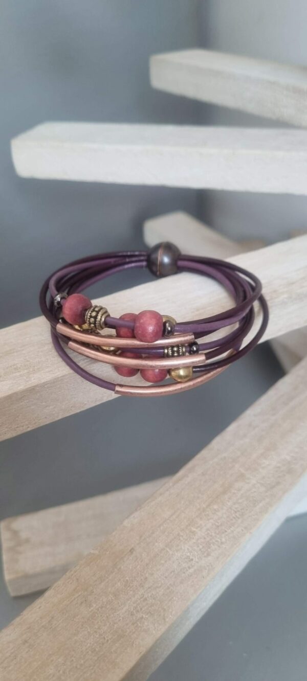 Bracelet femme en cuir rond violet et mauve, perles et tubes bronze et rose