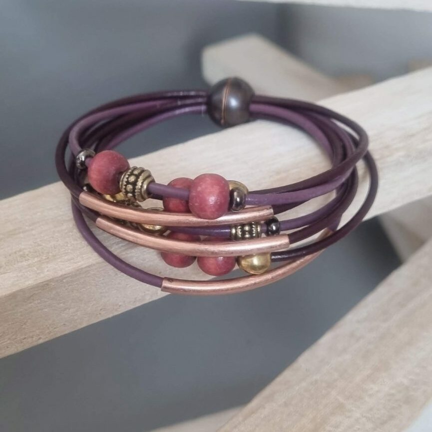 Bracelet femme en cuir rond violet et mauve, perles et tubes bronze et rose